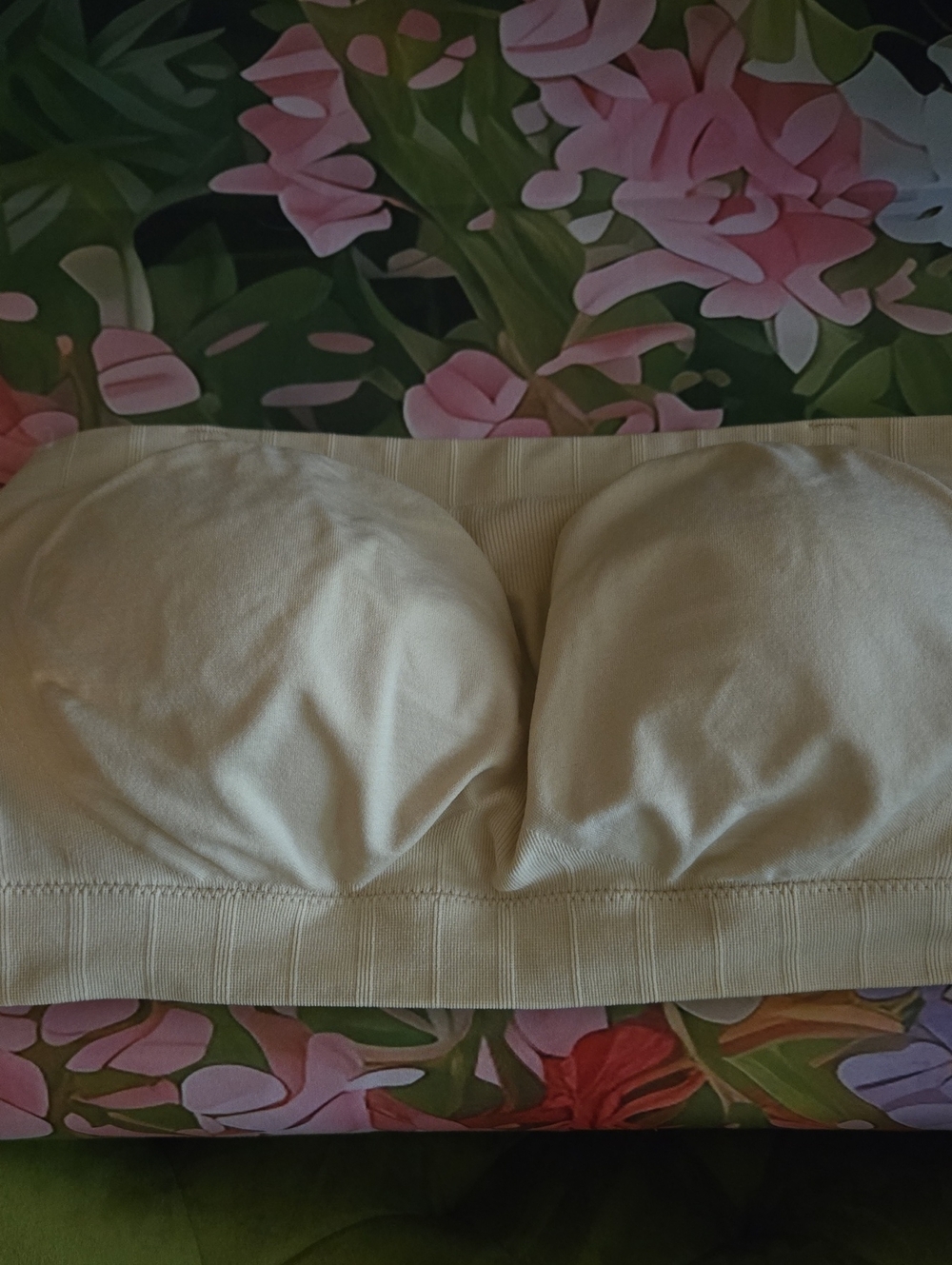 Seamless Strapless Bandeau Bra in Cream